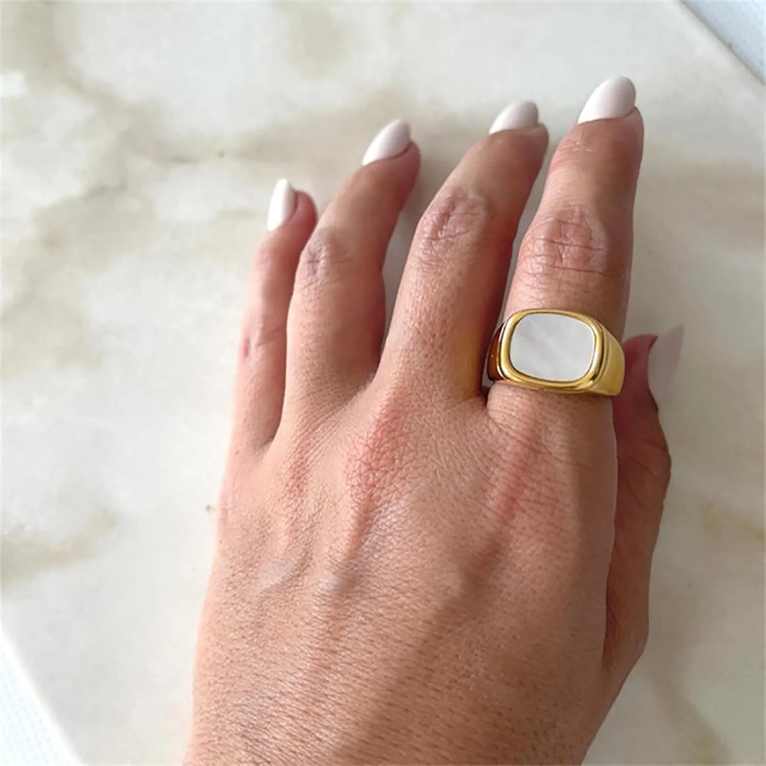 Loqimu Minimalist Chunky Rings Gold Stainless Steel Statement Rings for Women Teen Girls White Shell Charm Stackable Midi Rings 6 7 8 Wedding Band Eternity Rings