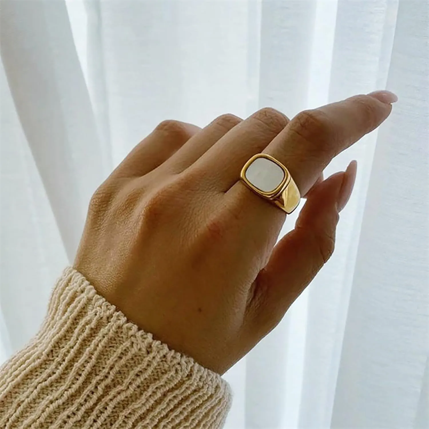 Loqimu Minimalist Chunky Rings Gold Stainless Steel Statement Rings for Women Teen Girls White Shell Charm Stackable Midi Rings 6 7 8 Wedding Band Eternity Rings
