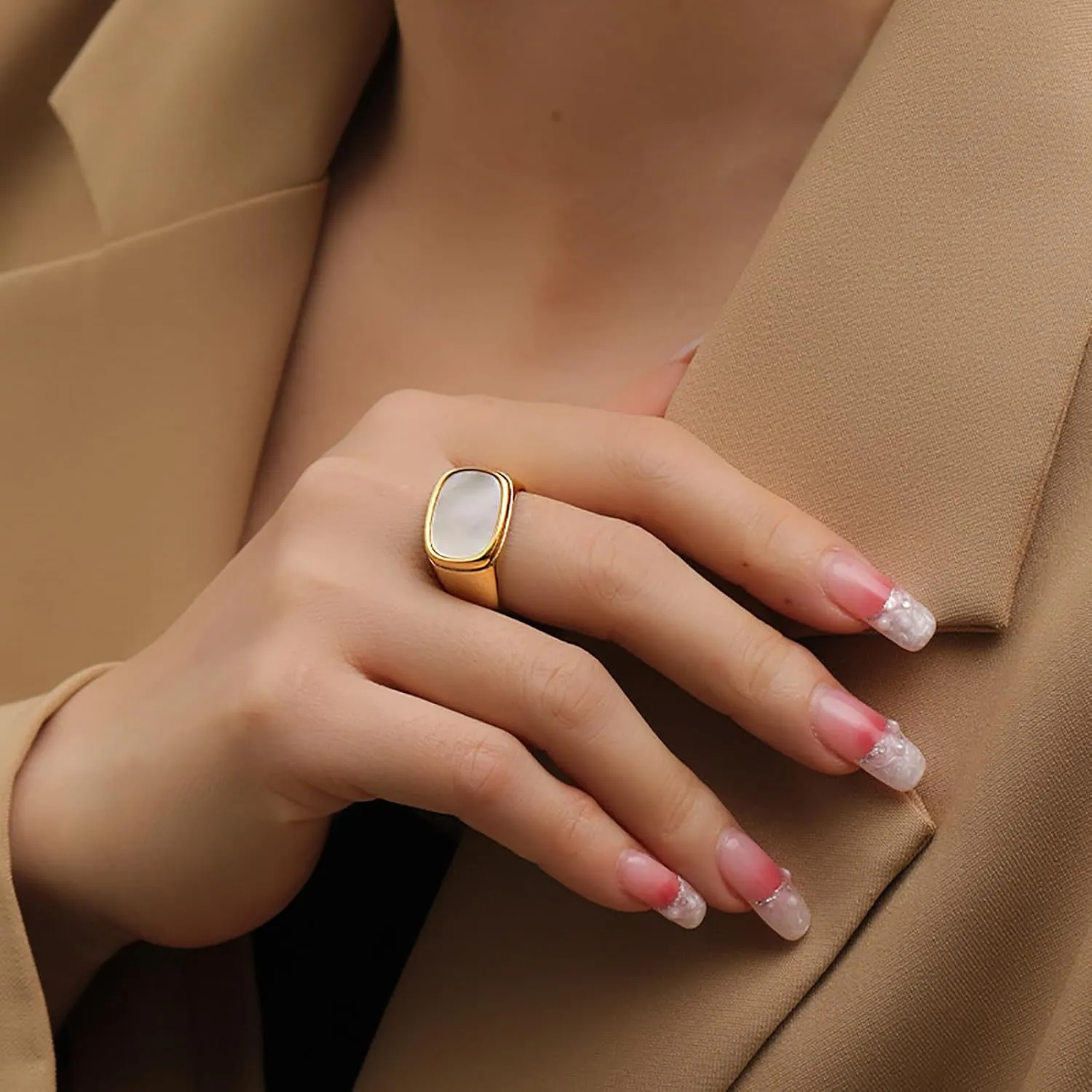 Loqimu Minimalist Chunky Rings Gold Stainless Steel Statement Rings for Women Teen Girls White Shell Charm Stackable Midi Rings 6 7 8 Wedding Band Eternity Rings
