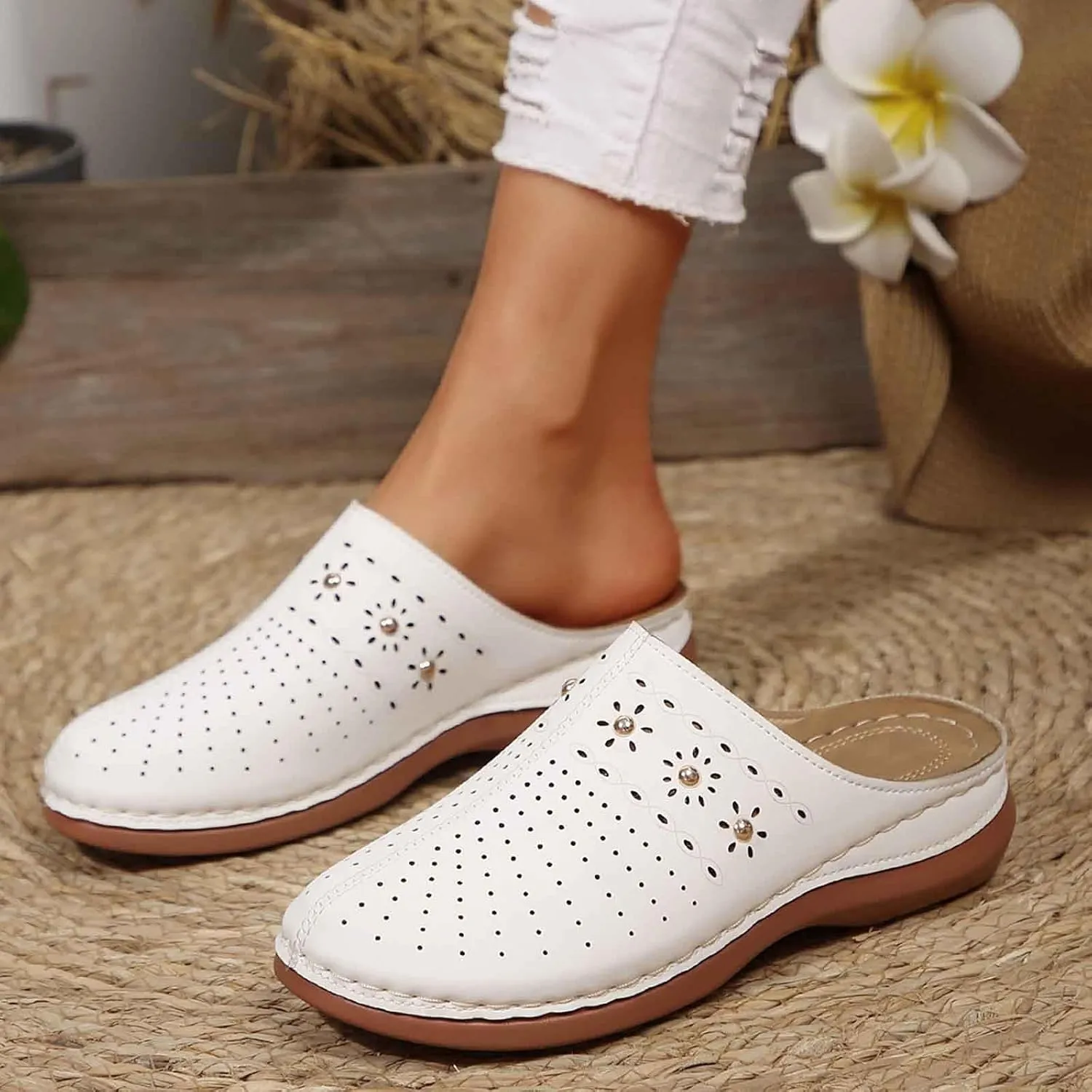 Women's Slippers Comfortable Casual Footwear Spring and Summer with Closed Toe Design Perfect Beach and Men Slides