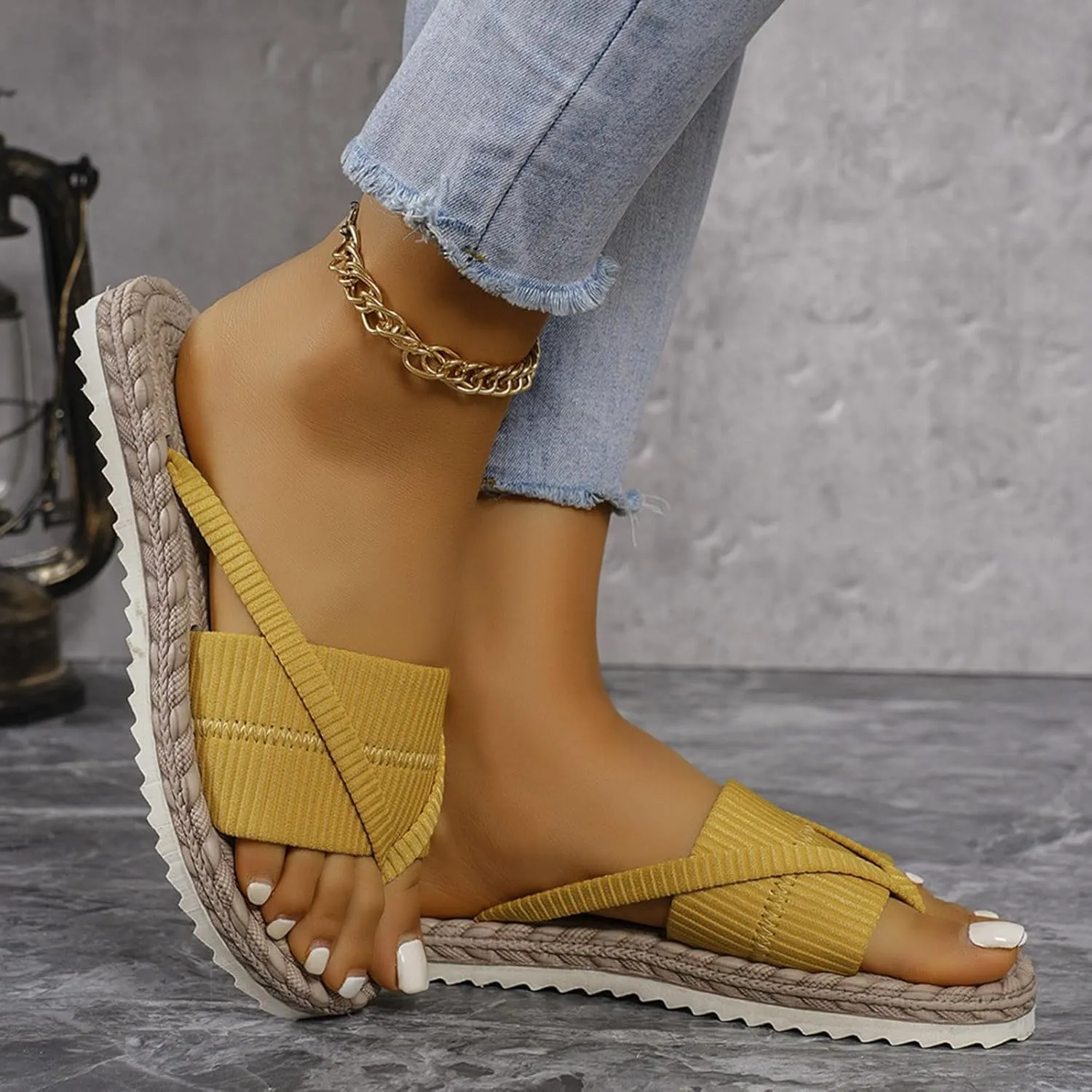 Womens Summer Fashionable Flat Sandals 2025 Casual Open Toe Straw Woven Flat Thong Dressy Flip Flops Beach Thick Sole Wide Beach Breathable Comfortable Walking Outdoor Slippers